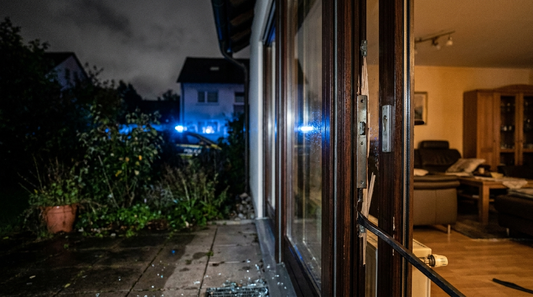 Aufgehebelte Terrassentür nach Einbruch in Stuttgart-Weilimdorf, Symbolbild Einbruchschutz