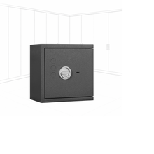 Geöffneter WertSicher Tresor Compact Format Lyra 1 in Graphitgrau mit Ablagefach und Wertgegenständen im Innenraum.